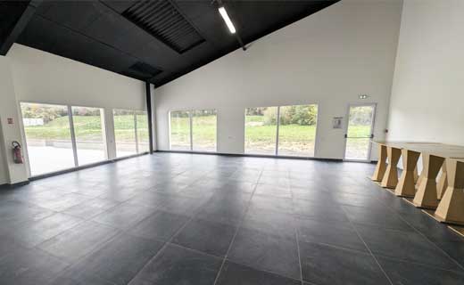 Salle attenante au bar